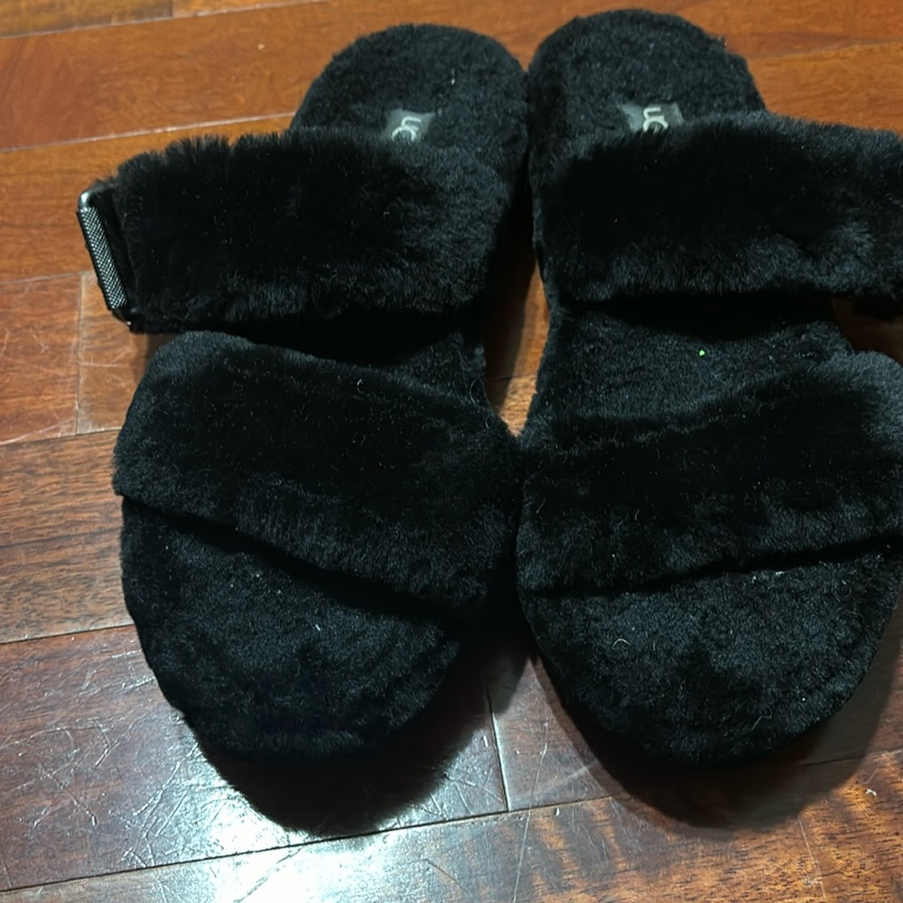 Ugg slippers black